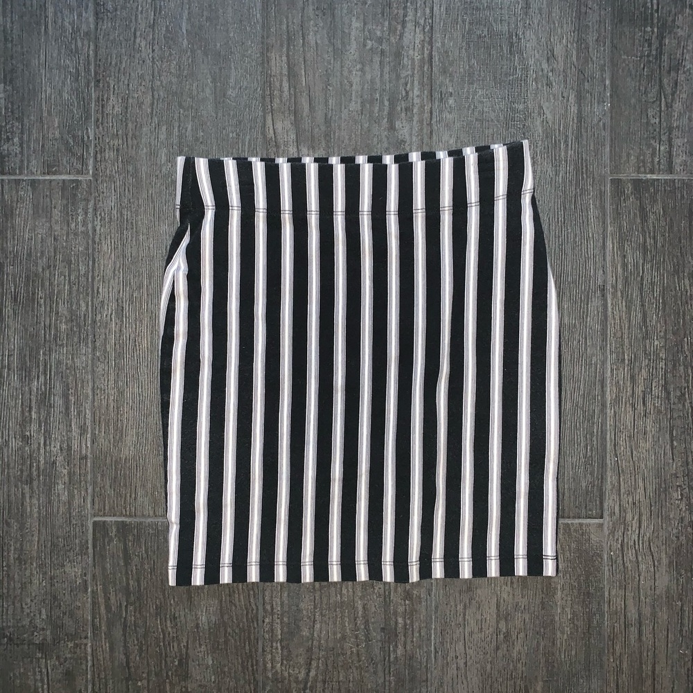 Black and white mini skirt Forever 21 size XS